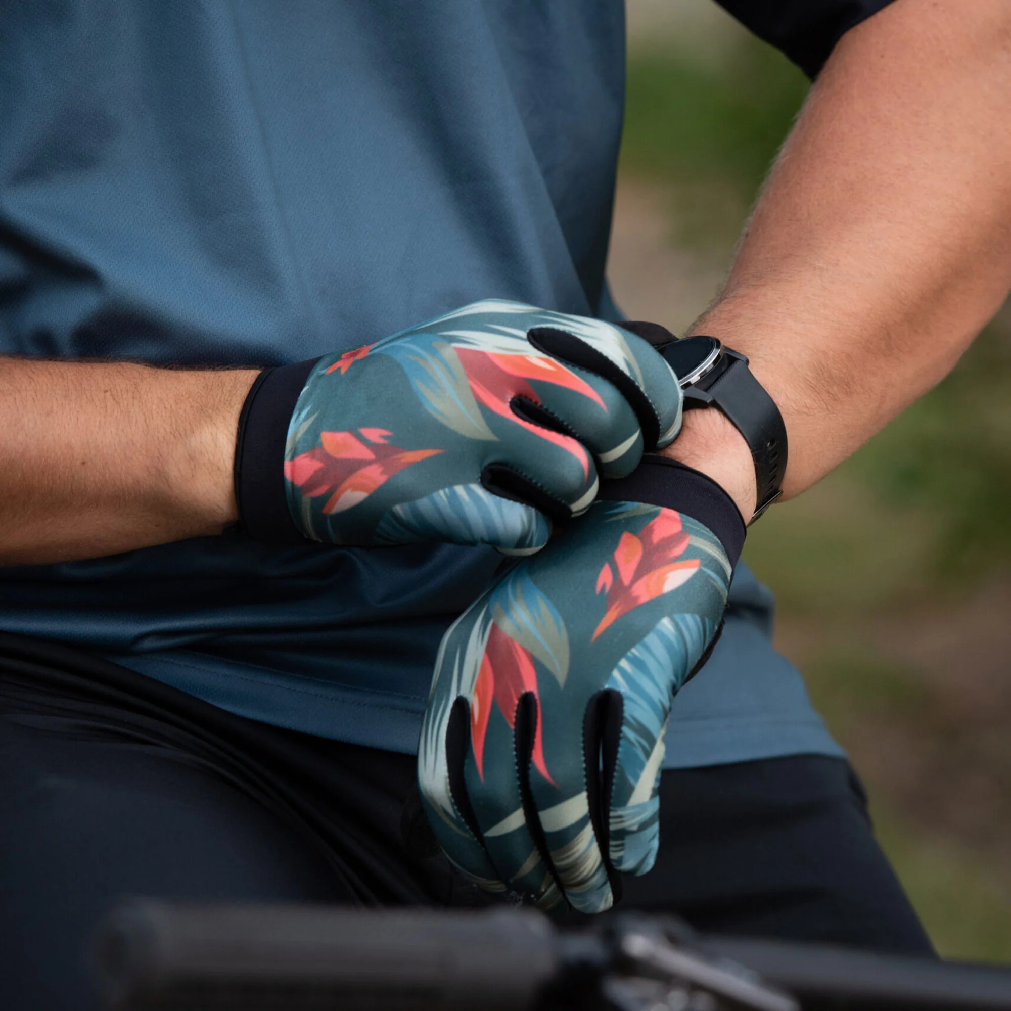 Solo Explore Long Finger Gloves - Image 4